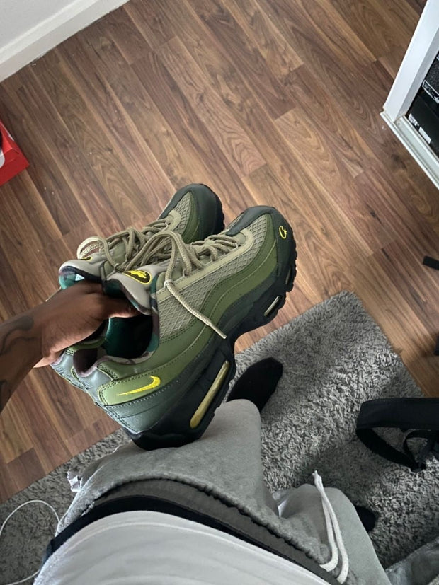 <h2>Sneakers</h2>